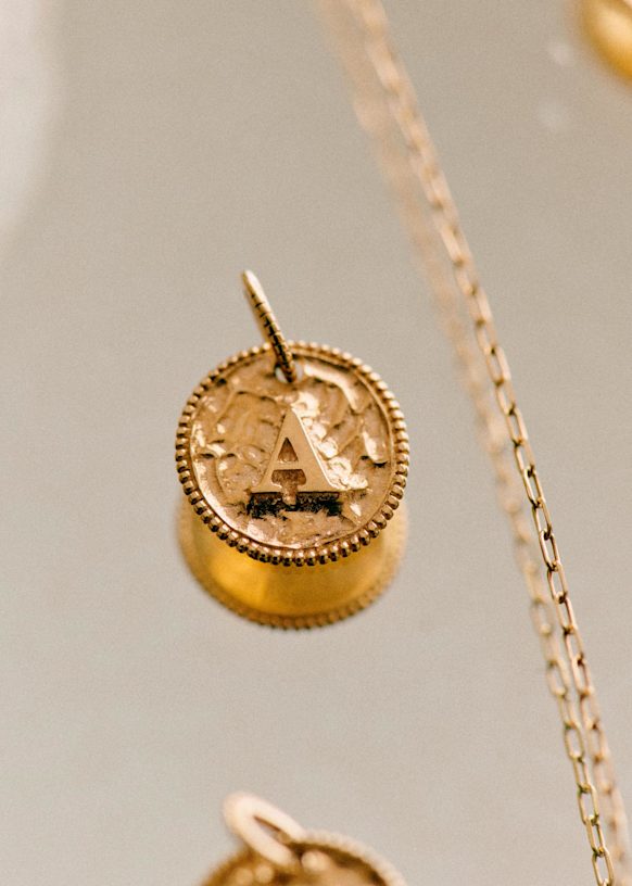 Sara Pendant - 9-carat gold - Letters A to H