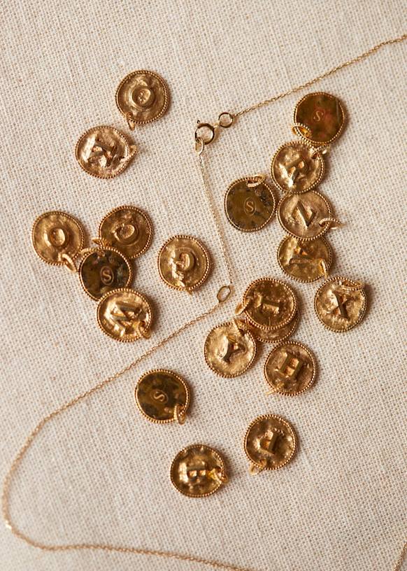 Sara Pendant - 9-carat gold - Letters A to H